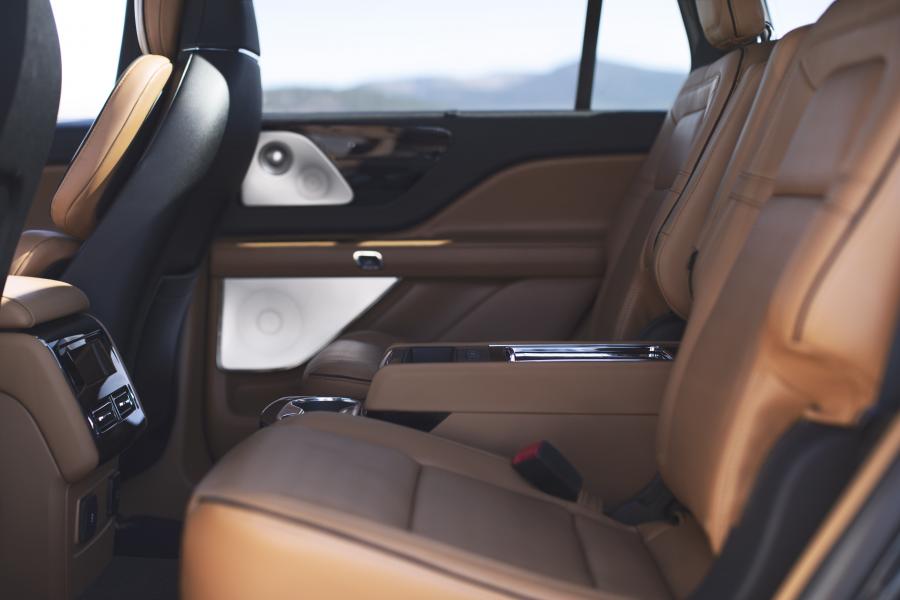 Интерьер Lincoln Aviator Black Label 2019 года  (фото 12 из 48)